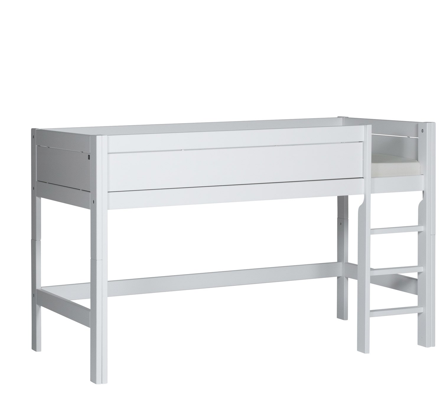 Halbhohes Bett in deckend weiß mit Rollrost, gerade Leiter