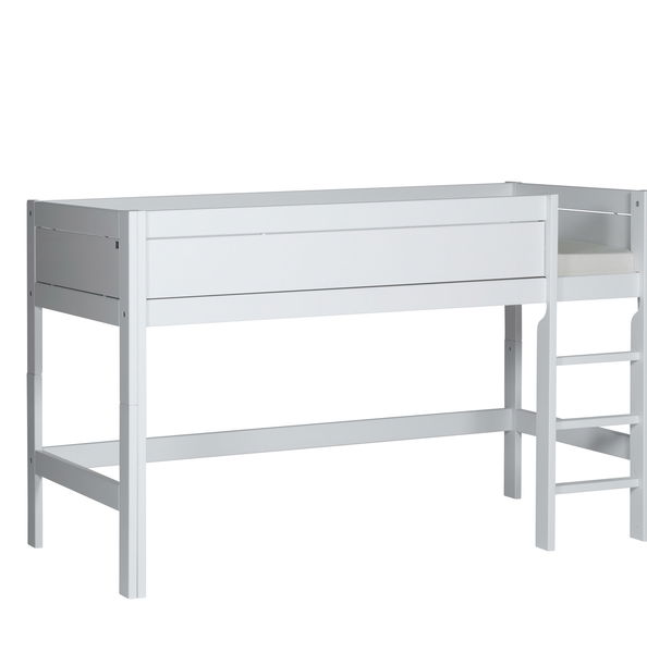 Halbhohes Bett in deckend weiß mit Rollrost, gerade Leiter