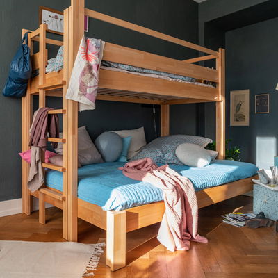 De Breuyn Twin-over-full Etagenbett aus massiver Buche, oben mit 90, unten mit 140 cm Liegeflächenbreite. De Breuyn Twin-over-full Etagenbett aus massiver Buche, oben mit 90, unten mit 140 cm Liegeflächenbreite.