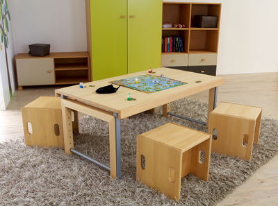 Den Ziggy kann man auch als Spieltisch nutzen. Er kann sehr niedrig eingestellt werden. (ab 50cm). Den Ziggy kann man auch als Spieltisch nutzen. Er kann sehr niedrig eingestellt werden. (ab 50cm).