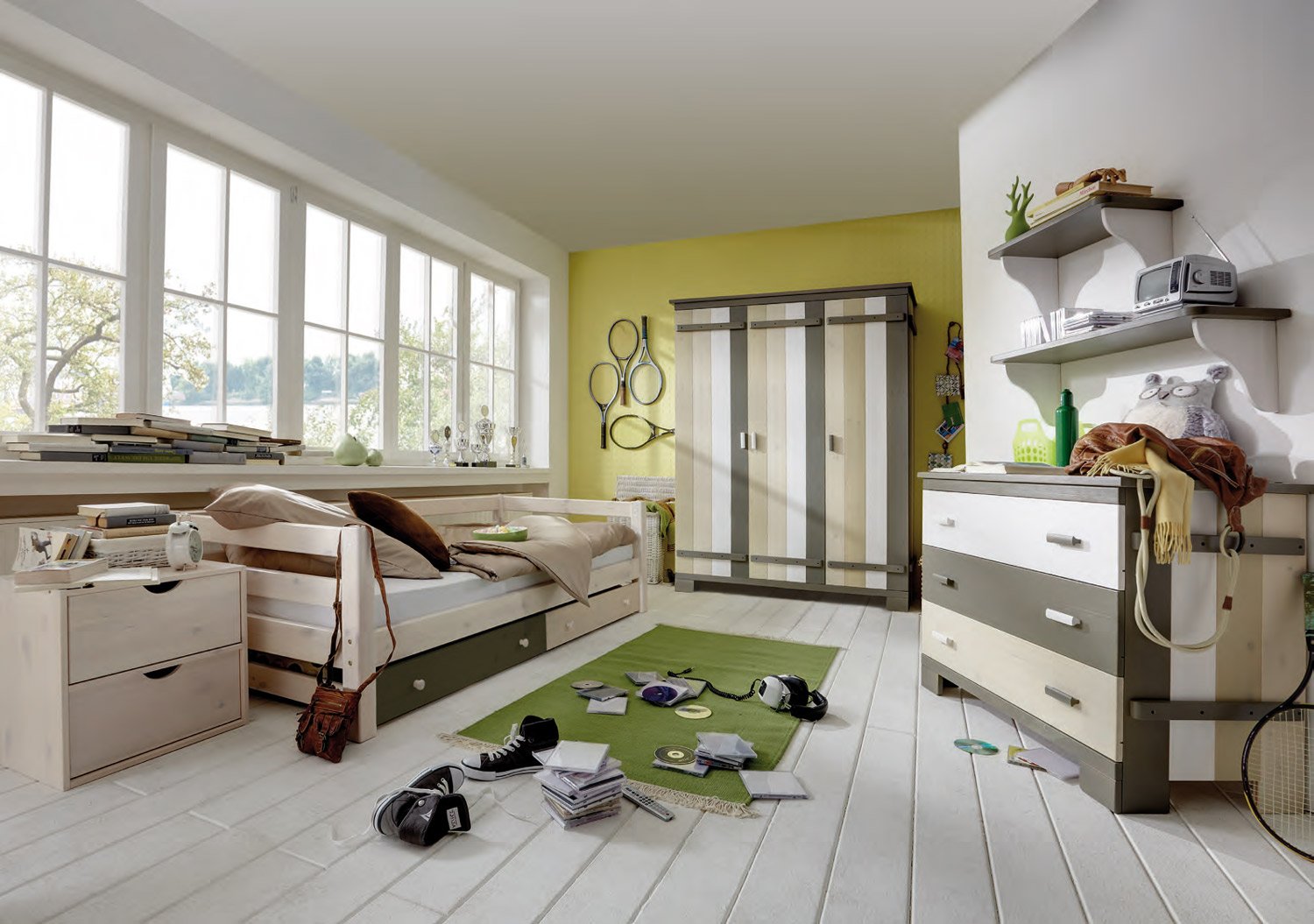 Jugendzimmer mit großem Kleiderschrank, Jugendliege 201, 2kleinen Bettkästen in multicolor, Kommode (Wickelkommode) und 2 Wandregalen aus der Merlin Serie.  