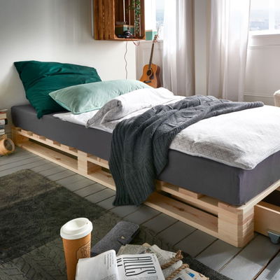 Palettenbett mit einer Schublade Palettenbett mit einer Schublade