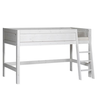 Halbhohes Bett in whitewash mit Rollrost, schräge Leiter Halbhohes Bett in whitewash mit Rollrost, schräge Leiter