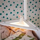 Weiße dreieckige Eckablage zum Einhängen in Dein Bett, mit cooler LED-Beleuchtugn.