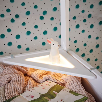 Weiße dreieckige Eckablage zum Einhängen in Dein Bett, mit cooler LED-Beleuchtugn. Weiße dreieckige Eckablage zum Einhängen in Dein Bett, mit cooler LED-Beleuchtugn.