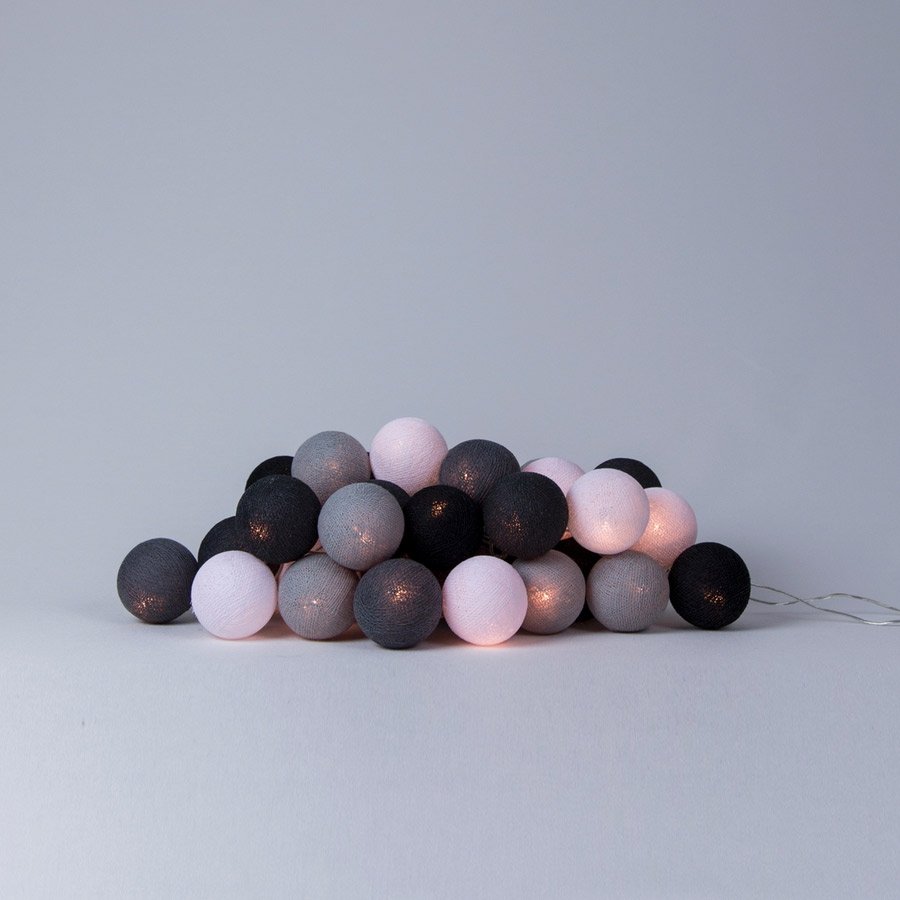 LED-Lichterkette mit grauen Baumwollbällen