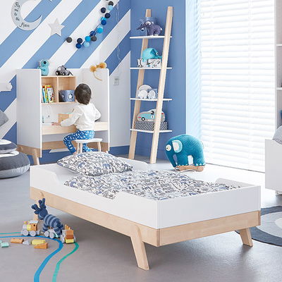 Lifetime Juniorbett in Birke/weiß, im Hintergund die umgebaute Wickelkommode, die nun als kleiner Tisch funktioniert. Lifetime Juniorbett in Birke/weiß, im Hintergund die umgebaute Wickelkommode, die nun als kleiner Tisch funktioniert.