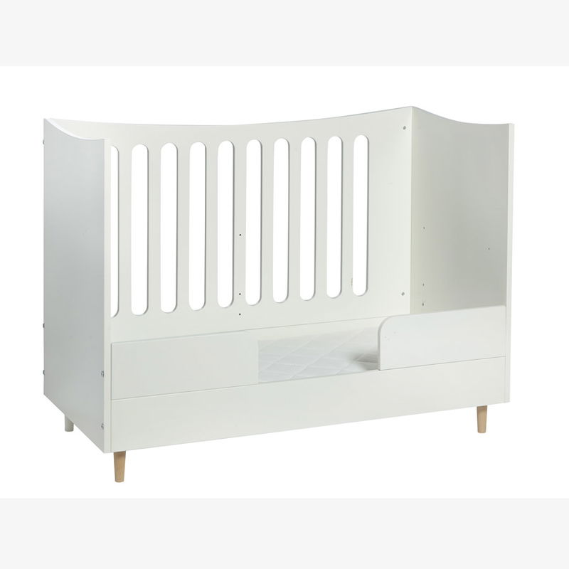 Kleines Kinderbett mit Buchefüßen (60 x 120 cm), Häupter geschlossen Kleines Kinderbett mit Buchefüßen (60 x 120 cm), Häupter geschlossen