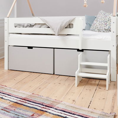 Du musst Dein Bett mit den beiliegenden Erhöhungspfosten 18 cm höher bauen, nur dann passen die hohen Schubladen darunter. Du musst Dein Bett mit den beiliegenden Erhöhungspfosten 18 cm höher bauen, nur dann passen die hohen Schubladen darunter.