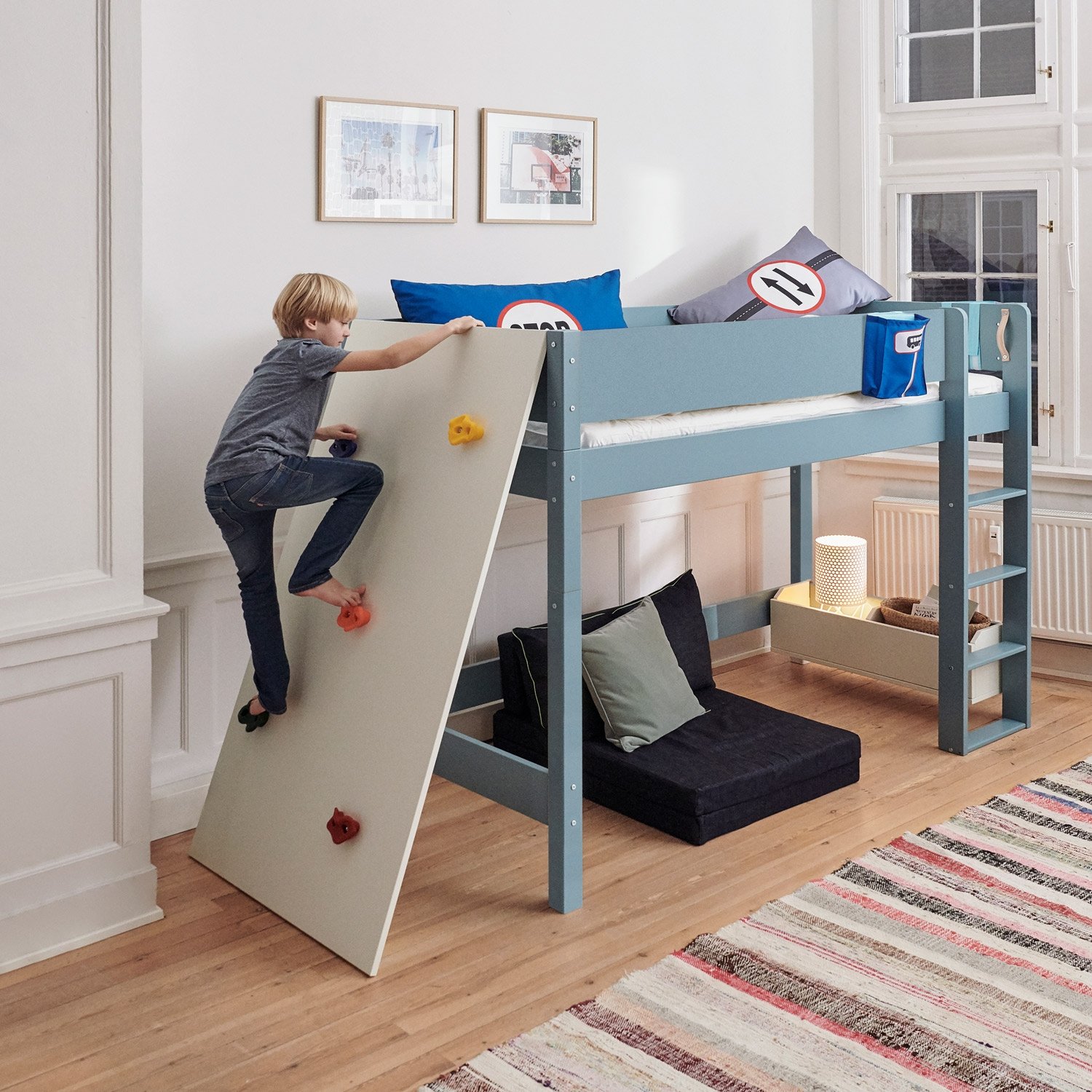 Kletterwand für mittelhohe Betn. Kann auch am Etagenbett montiert werden.
