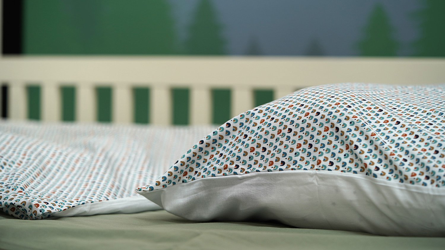 deko für schrank Holzschrank mit geprägter Dekoration Decken und Plaids für