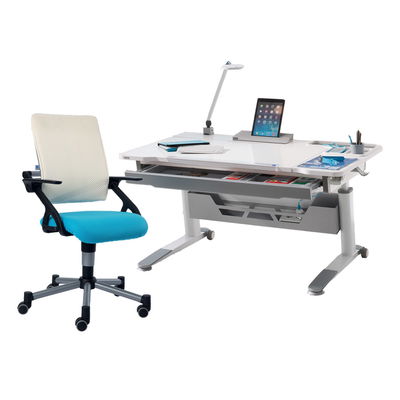 Schreibtisch Jaro rechts in kreideweiß mit Drehstuhl Tio in azurblau / weiß (Schublade, Kabelkanal, Lampe und Tablet-Holder optional) Schreibtisch Jaro rechts in kreideweiß mit Drehstuhl Tio in azurblau / weiß (Schublade, Kabelkanal, Lampe und Tablet-Holder optional)