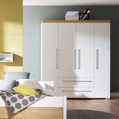 Riesengroßer Kleiderschrank mit zwei tollen Schubladen. Riesengroßer Kleiderschrank mit zwei tollen Schubladen.