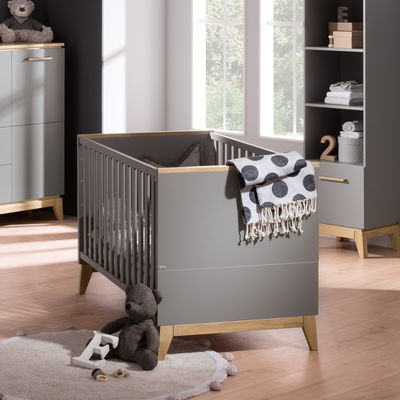 Das Babybett Sten von Paidi ist modern und elegant.  Das Babybett Sten von Paidi ist modern und elegant.