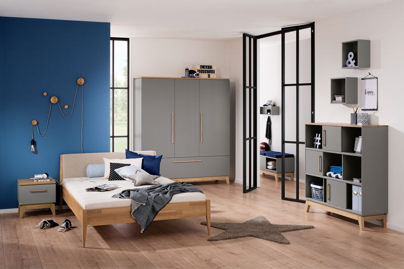 Sten Standregal breit, 9 Fächer mit 3 Schiebetüren (schiefergrau/Eiche massiv) Sten Standregal breit, 9 Fächer mit 3 Schiebetüren (schiefergrau/Eiche massiv)