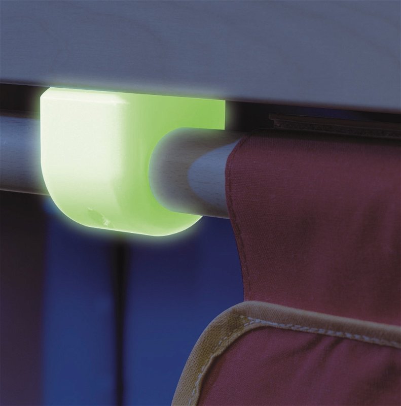 Bei den Vorhangbefestigungen, die nicht aus Kunststoff sind, leuchten die Halterungen selbstständig bis zu 500 MInuten nach Lichteinstrahlung.