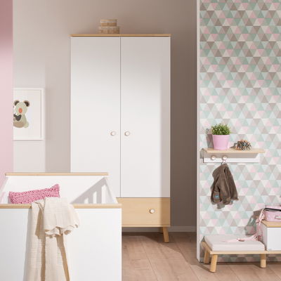 Paidi Ylvie zweitüriger Kleiderschrank mit Schublade. Sie können die Schublade auch in Birke-Nachbildung wählen. Paidi Ylvie zweitüriger Kleiderschrank mit Schublade. Sie können die Schublade auch in Birke-Nachbildung wählen.