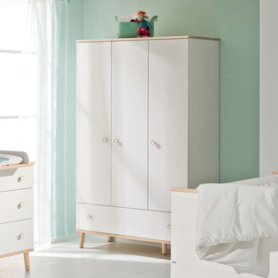 Paidi Ylvie dreitüriger Kleiderschrank mit Schublade. Sie können die Schublade auch in Birke-Nachbildung wählen. Paidi Ylvie dreitüriger Kleiderschrank mit Schublade. Sie können die Schublade auch in Birke-Nachbildung wählen.