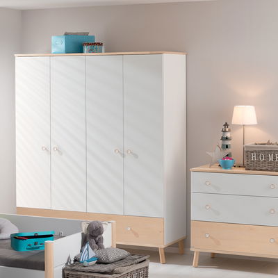 Paidi Ylvie viertüriger Kleiderschrank mit Schublade. Sie können die Schublade auch in Kreideweiß wählen. Paidi Ylvie viertüriger Kleiderschrank mit Schublade. Sie können die Schublade auch in Kreideweiß wählen.