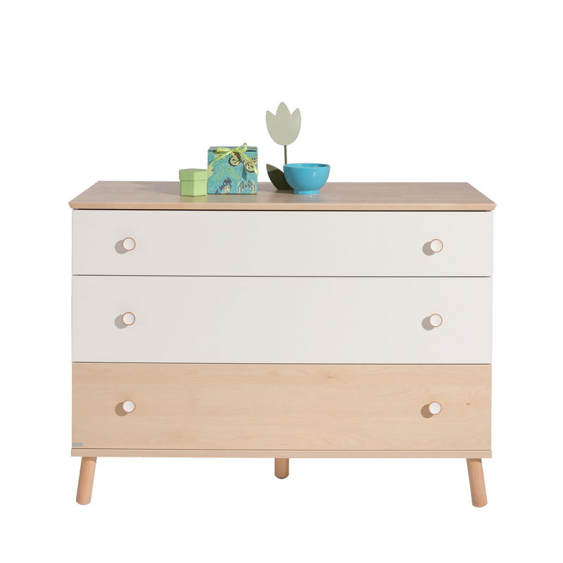 Breite Ylvie Kommode in weiß mit Deckplatte aus massiver Birke und Schubladenfronten in Kreideweiß und Birke-Nachbildung Breite Ylvie Kommode in weiß mit Deckplatte aus massiver Birke und Schubladenfronten in Kreideweiß und Birke-Nachbildung