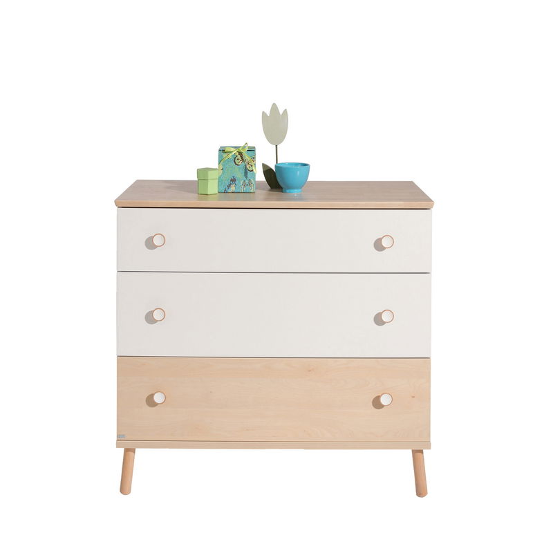 Schmale Ylvie Kommode in weiß mit Deckplatte aus massiver Birke und Schubladenfronten in Kreideweiß und Birke-Nachbildung Schmale Ylvie Kommode in weiß mit Deckplatte aus massiver Birke und Schubladenfronten in Kreideweiß und Birke-Nachbildung