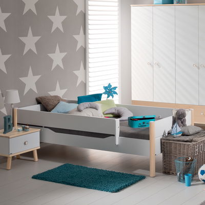 Kinderzimmer Ylvie mit erweiterbarer Liege, hier mit zusätzlicher Wandschutzseite und vorderer Absturzsicherung Kinderzimmer Ylvie mit erweiterbarer Liege, hier mit zusätzlicher Wandschutzseite und vorderer Absturzsicherung