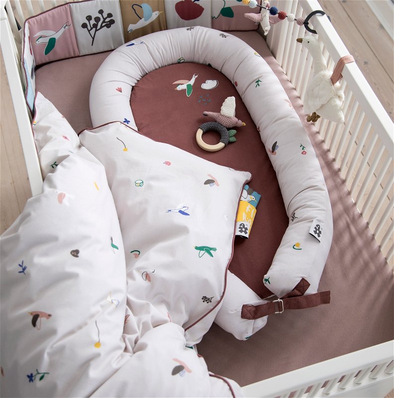 Das Sebra Babybett hat abgerundete Ecken, darum benötigt es die passende Sebra Matratze.