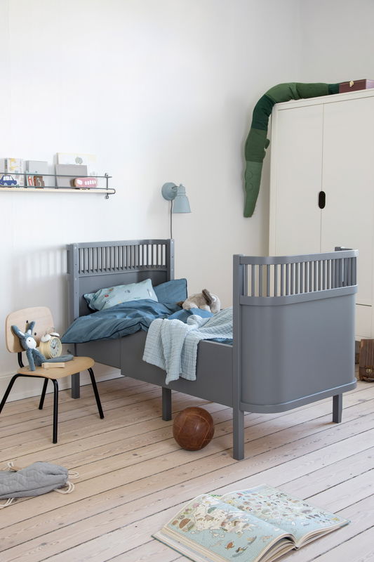 Das Bett kann als Juniorbett ausgezogen werden. Das Bett kann als Juniorbett ausgezogen werden.