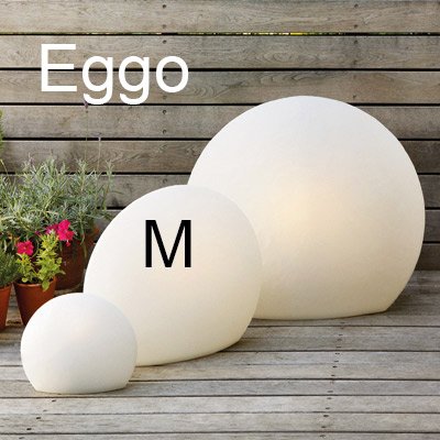 Schmale weiße Bodenleuchte Eggo M, 45cm hoch und mit einem Durchmesser von ca. 55cm.