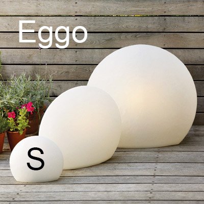 Schmale weiße Bodenleuchte Eggo S, nur 25cm hoch und mit einem Durchmesser von ca. 30cm.