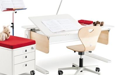 un bureau en bois avec une chaise en bois