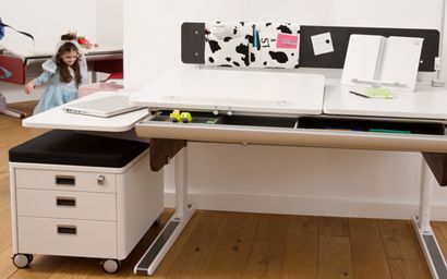 une chambre d'enfant avec en bureau et une caisson