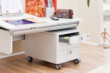 une chambre d'enfant avec un bureau et une caisson