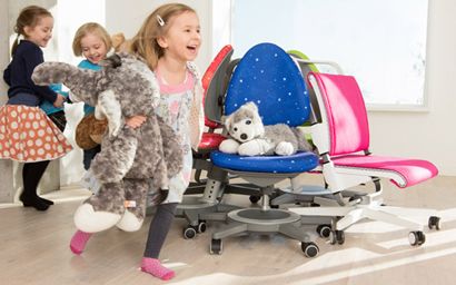 Des enfants courent autour les chaises du bureau d'enfant