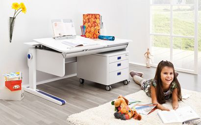 une fille dans sa chambre avec bureau